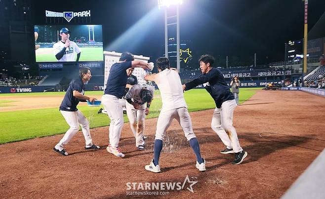 NC 다이노스 포수 안중열이 27일 창원 두산전에서 수훈 선수 인터뷰를 마친 뒤 동료들로부터 물세례를 받고 있다. /사진=김우종 기자