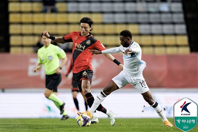 툰가라(오른쪽)와 몸싸움을 벌이는 이강희. /사진=한국프로축구연맹 제공