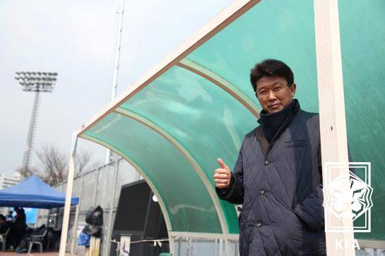 건국대학교 감독 시절 이상윤 해설위원. /사진=대한축구협회 제공