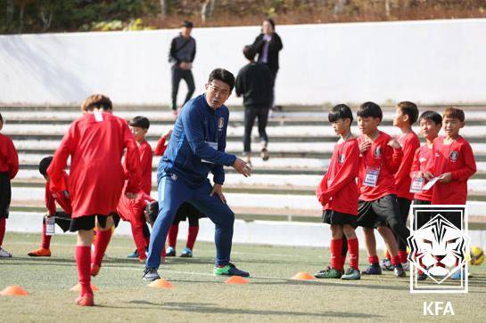 이상윤(파란색 옷) 위원. /사진=대한축구협회 제공
