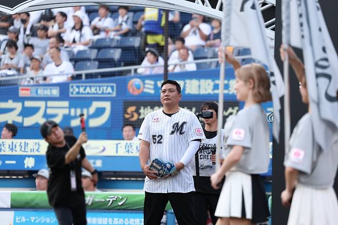 KBO 리그의 살아있는 레전드 김태균이 현역 시절 활약했던 지바 롯데 마린스 유니폼을 입은 채 시구 행사에 임하고 있다. /사진=지바 롯데 마린스 제공