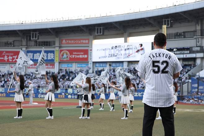 KBO 리그의 살아있는 레전드 김태균이 현역 시절 활약했던 지바 롯데 마린스 유니폼을 입은 채 시구 행사에 임하고 있다. /사진=지바 롯데 마린스 제공