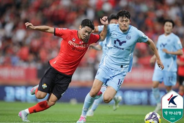 경기에 집중하는 모재현(왼쪽). /사진=한국프로축구연맹 제공