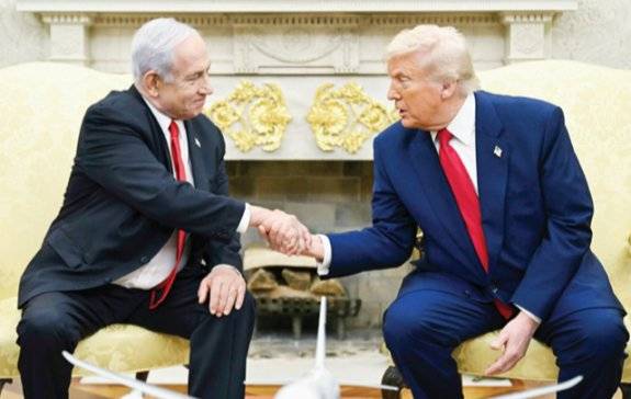 도널드 트럼프 미국 대통령(오른쪽)과 네타냐후 총리가 4월 7일 워싱턴 백악관에서 만나 악수하고 있다. 뉴시스