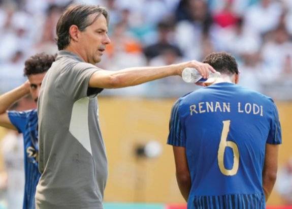 시모네 인차기 알힐랄 SFC 감독(왼쪽)이 6월 18일(현지 시간) 미국 플로리다주 하드록 스타디움에서 열린 2025 FIFA(국제축구연맹) 클럽월드컵 조별리그 H조 1차전 레알 마드리드(스페인)와의 경기 도중 헤낭 로지에게 물을 뿌리며 더위를 식혀주고 있다. 뉴시스