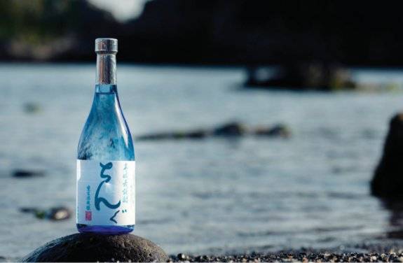 이종격투기 선수 겸 방송인 추성훈이 마신 ‘친구(ちんぐ)’ 소주. 오모야주조 제공