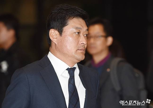 이종범 코치가 시즌 도중 KT 위즈를 떠나 예능 프로그램으로 합류하는 결정을 내렸다. KT 구단은 27일 이종범 코치가 시즌 중반 팀을 떠난다고 밝혔다. KT 구단은 '얼마 전 이종범 코치가 최강야구 감독 합류를 하고 싶다고 밝힌 뒤 퇴단을 요청했다. 구단은 (이강철) 감독과 협의를 통해 이종범 코치의 요청을 수락했다'고 밝혔다. KT는 27일 부산 사직야구장에서 열리는 롯데 자이언츠와의 주말 3연전 첫 날 경기에 앞서 이종범 코치를 1군 엔트리에서 제외했다. 예능 프로그램 출연을 위해 5강 경쟁 중인 팀을 떠나는 터라 논란이 적지 않다. 엑스포츠뉴스DB