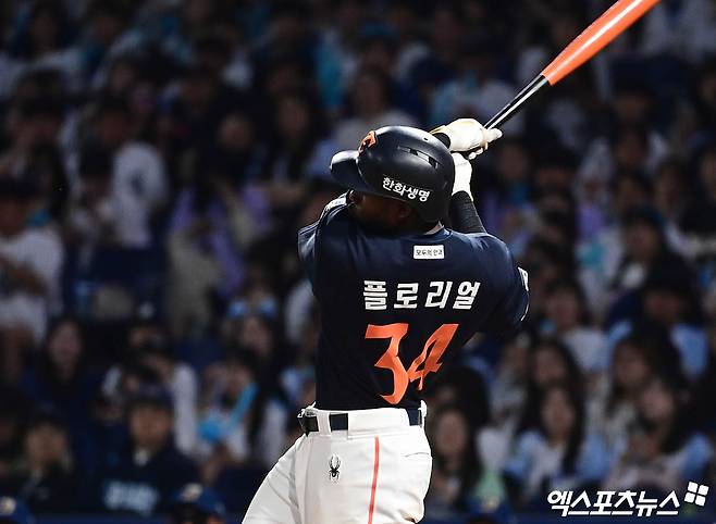 30일 오후 경상남도 창원NC파크에서 열린 '2025 신한 SOL Bank KBO리그' 한화 이글스와 NC 다이노스의 경기, 8회초 1사 1루 한화 플로리얼이 안타를 때려내고 있다. 엑스포츠뉴스 DB