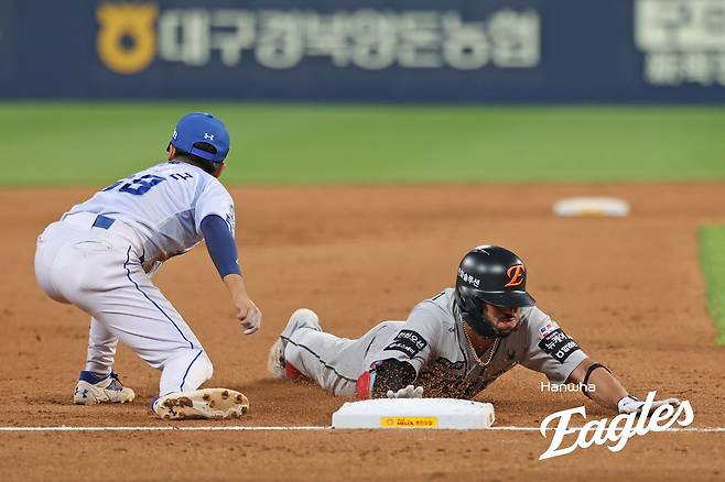 한화 이글스 외국인 타자 루이스 리베라토가 27일 인천SSG랜더스필드에서 열린 2025 신한 SOL Bank KBO리그 SSG 랜더스와의 시즌 7차전에 2번타자 겸 중견수로 선발 출전해 4타수 2안타 1볼넷 1득점을 기록했다. 리베라토의 시즌 타율은 0.385에서 0.412로 상승했다. 한화 이글스