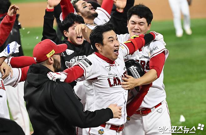 7일 오후 인천SSG랜더스필드에서 열린 '2022 신한은행 SOL KBO리그 포스트시즌' 한국시리즈 5차전 키움 히어로즈와 SSG 랜더스의 경기, SSG가 9회말 김강민의 역전 끝내기 3점 홈런으로 키움에게 5:4의 스코어로 승리하며 우승까지 1승만을 남겨뒀다.  경기 종료 후 SSG 김강민이 동료들과 승리의 기쁨을 나누고 있다. 엑스포츠뉴스 DB