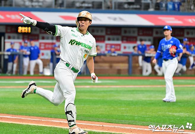 지난 27일 오후 서울 구로구 고척스카이돔에서 열린 2025 신한 SOL Bank KBO리그 삼성 라이온즈와 키움 히어로즈의 경기, 8회말 2사 1루 키움 송성문이 역전 투런 홈런을 날렸다. 엑스포츠뉴스 DB