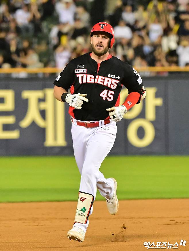 4일 오후 서울 송파구 잠실야구장에서 열린 '2025 신한 SOL Bank KBO리그' KIA 타이거즈와 두산 베어스의 경기, 6회초 1사 1루 KIA 위즈덤이 투런 홈런을 날리고 있다. 엑스포츠뉴스 DB