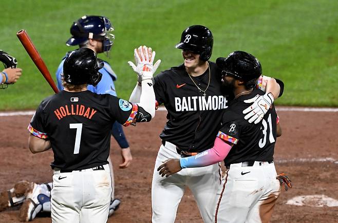 28일 미국 메릴랜드주 볼티모어의 오리올 파크 앳 캠든 야즈에서 열린 2025 미국프로야구 메이저리그 탬파베이 레이스와 볼티모어 오리올스의 경기, 8회말 볼티모어 코비 메이요가 홈런을 친 뒤 동료들과 기뻐하고 있다. AFP 연합뉴스