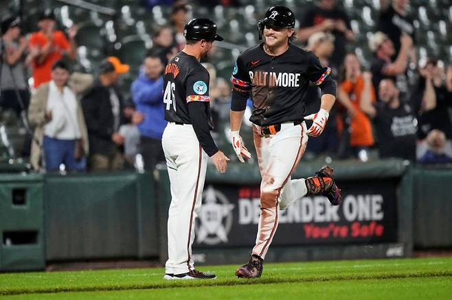 28일 미국 메릴랜드주 볼티모어의 오리올 파크 앳 캠든 야즈에서 열린 2025 미국프로야구 메이저리그 탬파베이 레이스와 볼티모어 오리올스의 경기, 8회말 볼티모어 코비 메이요가 홈런을 친 뒤 그라운드를 돌고 있다. AP 연합뉴스