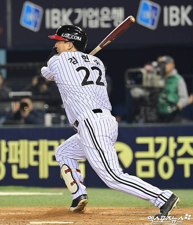 24일 오후 서울 송파구 잠실야구장에서 열린 '2025 신한 SOL Bank KBO리그' NC 다이노스와 LG 트윈스의 경기, 8회말 2사 1,3루 LG 김현수가 1타점 적시타를 때려내고 있다. 엑스포츠뉴스 DB