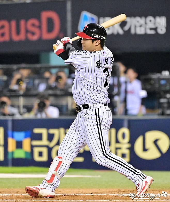 27일 오후 서울 송파구 잠실야구장에서 열린 '2025 신한 SOL Bank KBO리그' 한화 이글스와 LG 트윈스의 경기, 7회말 2사 만루 LG 문보경이 타격을 하고 있다.  결과는 중견수 플라이 아웃. 엑스포츠뉴스 DB
