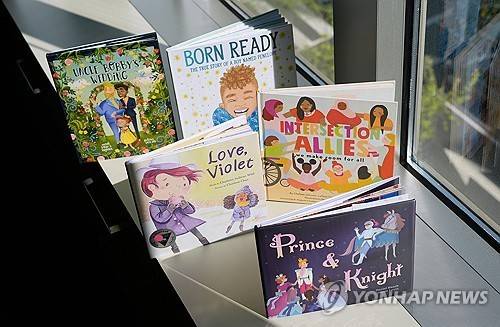 성소수자 관련 책 [AP 연합뉴스 자료사진. 재판매 및 DB 금지]