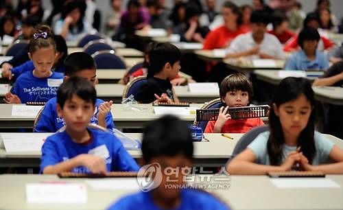 주산대회 참가한 미국계 학생들 일본 도쿄에서 열린 미국인학교 주산대회에 참가한 학생들이 실력을 겨루고 있다. 매년 열리는 이 대회에는 도쿄 지역의 여러 미국인 초등학교에서 120명이 참가했다. 일본에서는 초등학교 수학 시간에 주산이 사용된다. (EPA=연합뉴스)