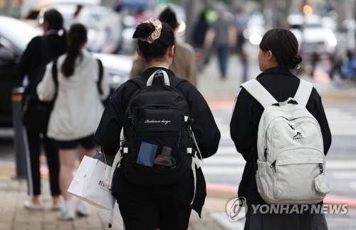 학교 끝났으니 학원으로  (서울=연합뉴스) 신준희 기자 = 21일 서울 강남구 대치동 학원가에 학생들이 걸어가고 있다. 2023.6.21 hama@yna.co.kr