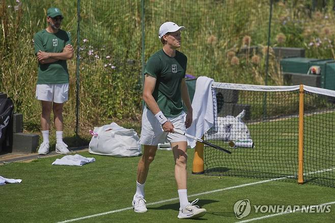 윔블던 개막을 앞두고 연습하는 신네르(오른쪽) [AP=연합뉴스]