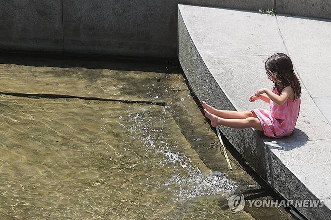 이 더위도 첨벙첨벙 날아갔으면 [연합뉴스 자료사진]