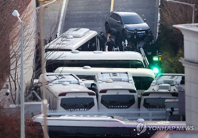 경찰, 사다리로 진입 시도 (서울=연합뉴스) 이진욱 기자 = 고위공직자범죄수사처(공수처)와 경찰이 윤석열 대통령에 대한 2차 체포영장 집행에 나선 15일 용산구 한남동 대통령 관저에서 경찰 병력이 사다리를 설치하고 있다. 2025.1.15 cityboy@yna.co.kr