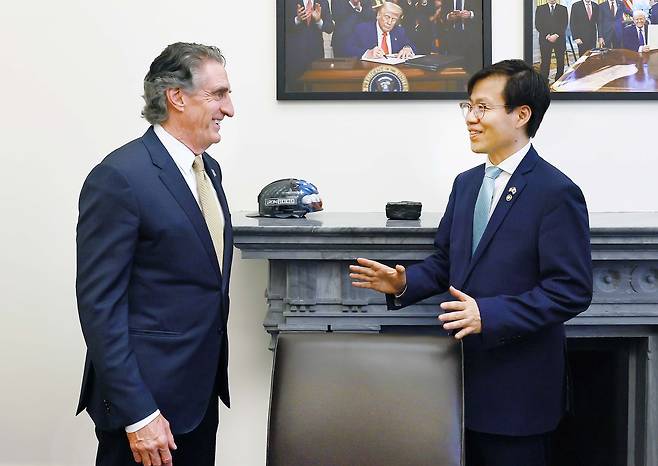 더그 버검 국가에너지위원회 의장 만나는 여한구 통상교섭본부장 (서울=연합뉴스) 여한구 산업통상자원부 통상교섭본부장이 2025 27(현지시간) 미국 워싱턴 DC 백악관에서 더그 버검 백악관 국가에너지위원회 위원장 겸 내무부 장관과 만나 대화하고 있다. [산업통상자원부 제공. 재판매 및 DB 금지]