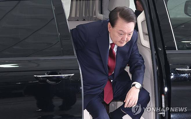 차량에서 내리는 윤석열 전 대통령 (서울=연합뉴스) 서명곤 기자 = 윤석열 전 대통령이 28일 피의자 신분으로 내란특검 조사를 받기 위해 서울 서초구 서울고검 청사로 출석하고 있다. 2025.6.28 [공동취재] seephoto@yna.co.kr