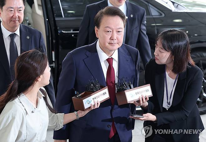 결국 현관으로 출석하는 윤석열 전 대통령 (서울=연합뉴스) 서명곤 기자 = 윤석열 전 대통령이 28일 피의자 신분으로 내란특검 조사를 받기 위해 서울 서초구 서울고검 청사로 출석하고 있다. 2025.6.28 [공동취재] seephoto@yna.co.kr