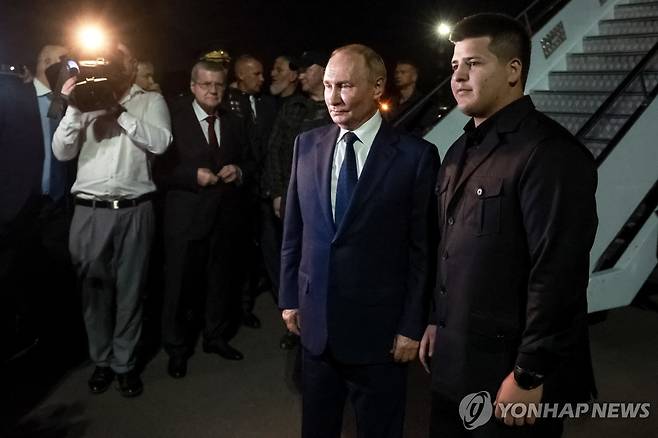 푸틴 러시아 대통령과 사진 찍는 아담 카디로프 [타스/러시아 대통령실 연합뉴스 자료사진. 재판매 및 DB 금지]