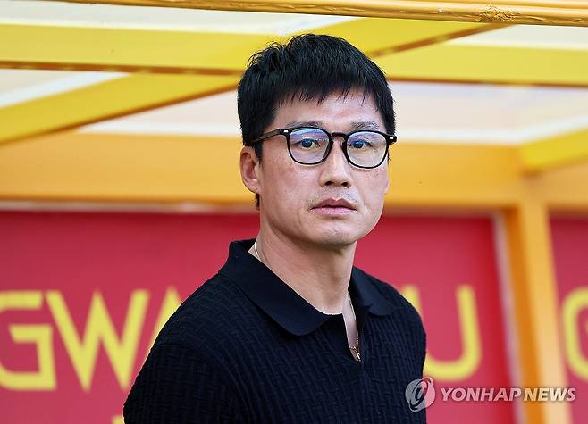 그라운드 응시하는 이정효 감독 [연합뉴스 자료사진]