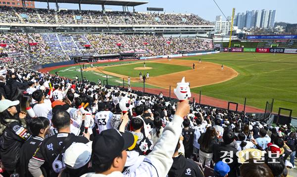 수원 케이티위즈파크에서 경기를 관람중인 야구팬 모습. /경인일보DB