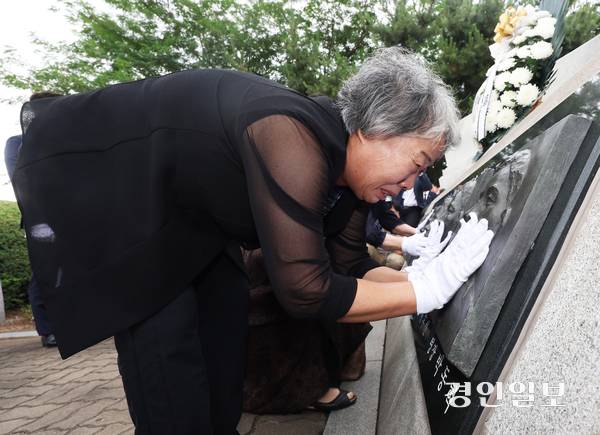 29일 오전 평택시 해군 제2함대사령부에서 열린 ‘제2연평해전 승전 23주년 기념식’에서 유가족이 해전 영웅들의 얼굴 부조상을 어루만지고 있다. 2025.6.29 /최은성기자 ces7198@kyeongin.com