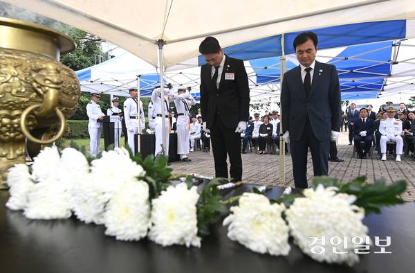 29일 평택시 해군 2함대사령부 충무동산에서 열린 ‘제2연평해전 승전 23주년 기념식’에서 더불어민주당 부승찬 의원(왼쪽)과 안규백 국방부장관 후보자가 묵념하고 있다. 2025.6.29 /최은성기자 ces7198@kyeongin.com