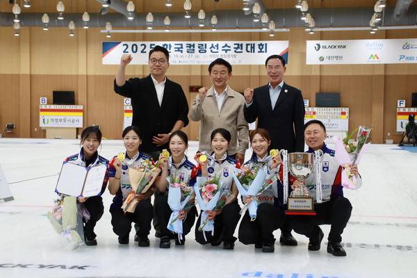 27일 의정부컬링장에서 열린 2025 한국컬링선수권대회 겸 국가대표 선발전에서 여자부 우승을 차지한 경기도청 컬링팀 '5G'가 이원성 경기도체육회장(뒷줄 오른쪽부터), 김동근 의정부시장, 한상호 대한컬링연맹 회장과 기념사진을 찍고 있다. <경기도체육회 제공>