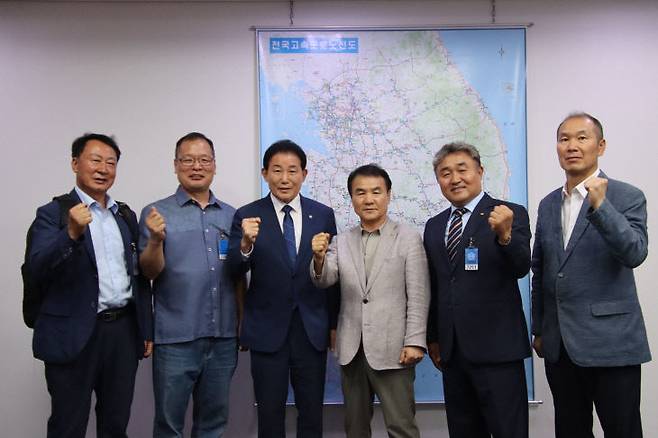 더불어민주당 박용갑 국회의원(대전·중구이 6월 26일 국회에서 한국자동차전문정비사업조합연합회와 면담한 후 기념사진을 찍고 있다. 사진제공=박용갑 의원실