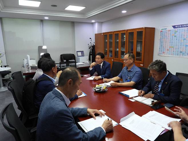 더불어민주당 박용갑 국회의원(대전·중구) 6월 26일 국회에서 한국자동차전문정비사업조합연합회와 자동차정비 산업의 불합리한 제도와 불공정 관행에 대해 얘기를 나누고 있다. 사진제공=박용갑 의원실