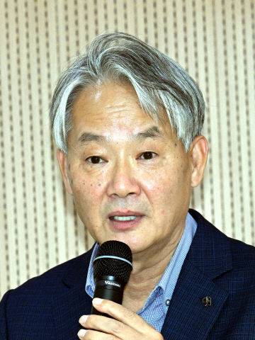 개회사하는  유병선 지역정책포럼 공동대표