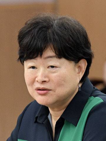 김경희 교육만세협동조합 상임이사가 토론하고 있다.