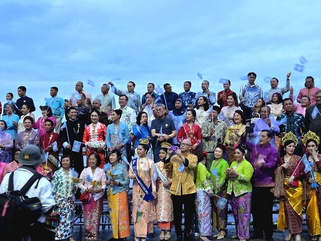 페라나칸 축제의 퍼레이드 행사에 나온 주요 내빈 인사들. 정강환 회장도 함께 현장을 지켜보고 있다.
