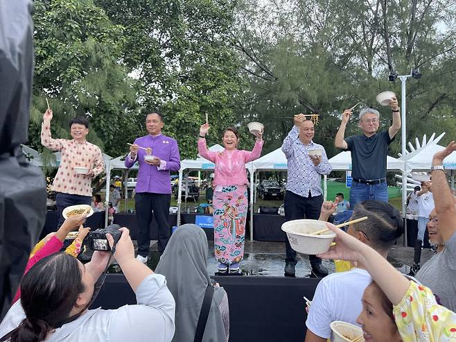 정 교수 일행은 이날 누들 축제 메인 무대에서 직접 시식 등에 나서며 이목을 끌었다.