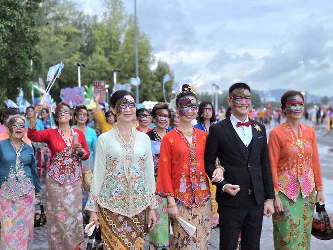 가면 무도회와 같은 모습으로 연출된 퍼레이드의 한 장면.