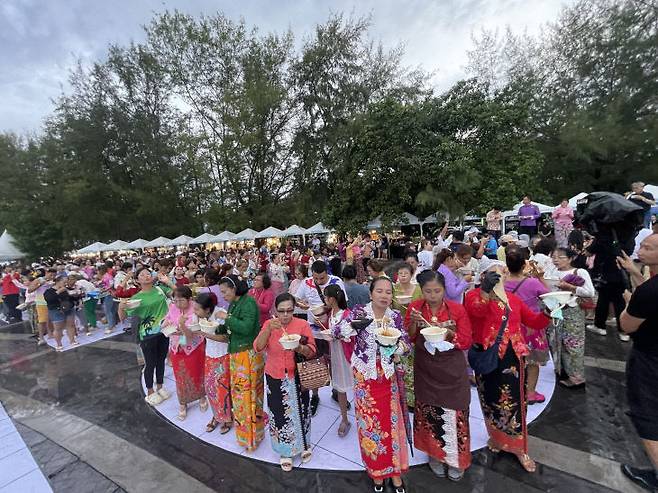 누들 축제 참가자들이 직접 시식하며 즐거운 한때를 보내고 있다.