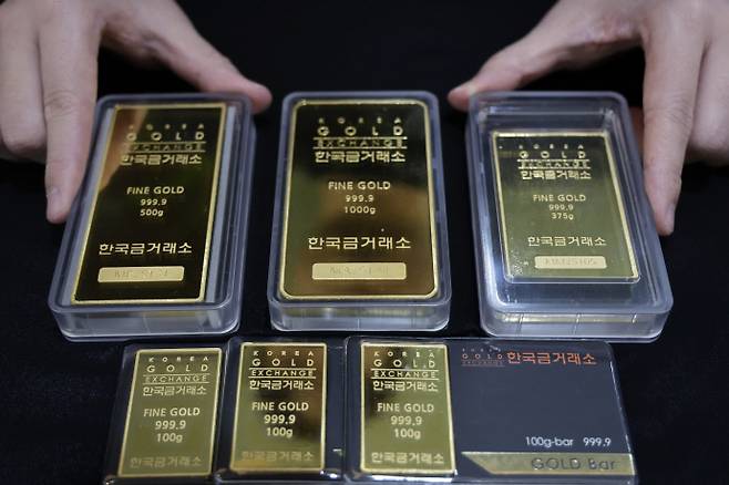 한국금거래소에서 직원이 골드바를 정리하고 있다./뉴시스