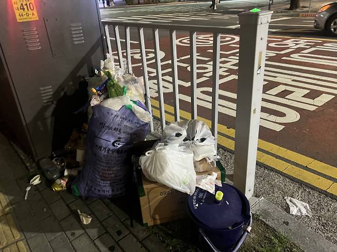 28일 광주 동구 국립아시아문화전당(ACC) 하늘마당 인근에 버려진 쓰레기. /박건우 기자