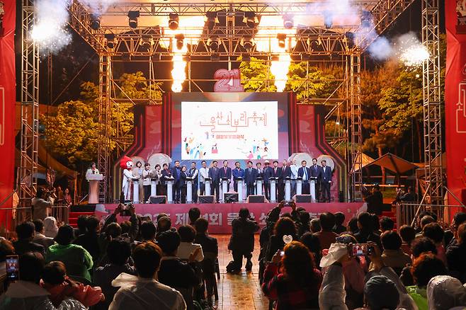 지난 5월 9일부터 11일까지 사흘간 울산 북구청 광장과 달천철장 일원에서 열린 '제21회 울산쇠부리축제' 의 희망불꽃 점화식모습. 울산매일 포토뱅크