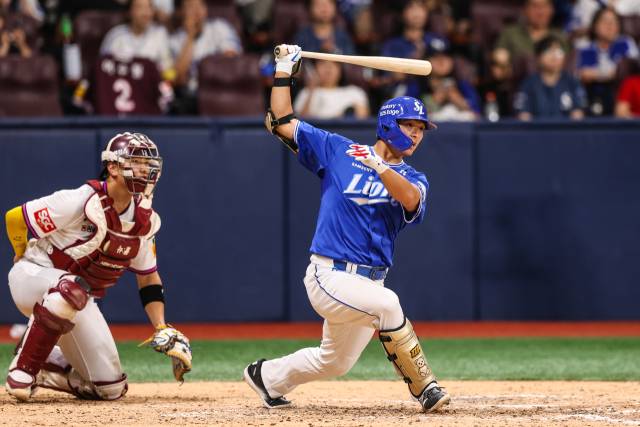 삼성 라이온즈의 김태훈이 29일 서울 고척스카이돔에서 열린 키움 히어로즈와의 경기 7회초 1타점 적시타를 터뜨리고 있다. 삼성 제공