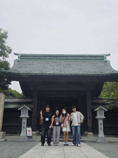 창원 대암고등학교. 세계문화유산에 오른 '무나카타 대사' 앞에서 찰칵.