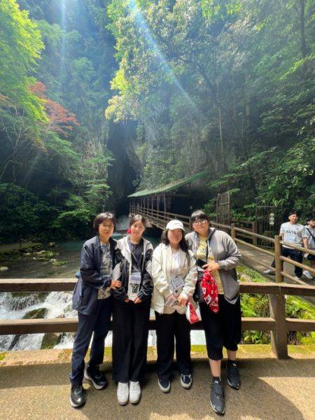 창원 명지여자고등학교. 시간이 만들어낸 거대한 갤러리 '아키요시 동굴' 앞에서 찰칵.