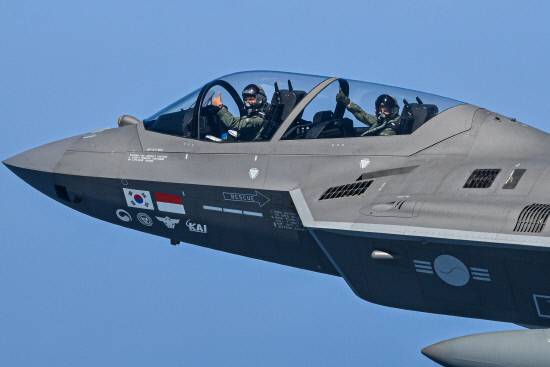 폴란드 공군 사령관(뒤)이 KF-21에 탐승해 엄지를 들어보이고 있다. 사진=KAI